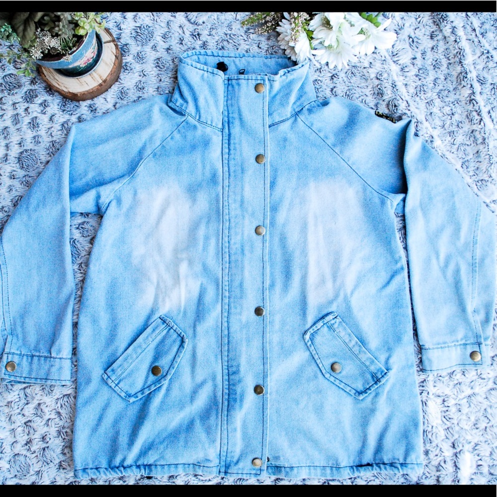 LIGHTWASH DISTRESSED DENIM OVERSIZED JACKET SZ L